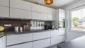 Küche mit Einbauküche